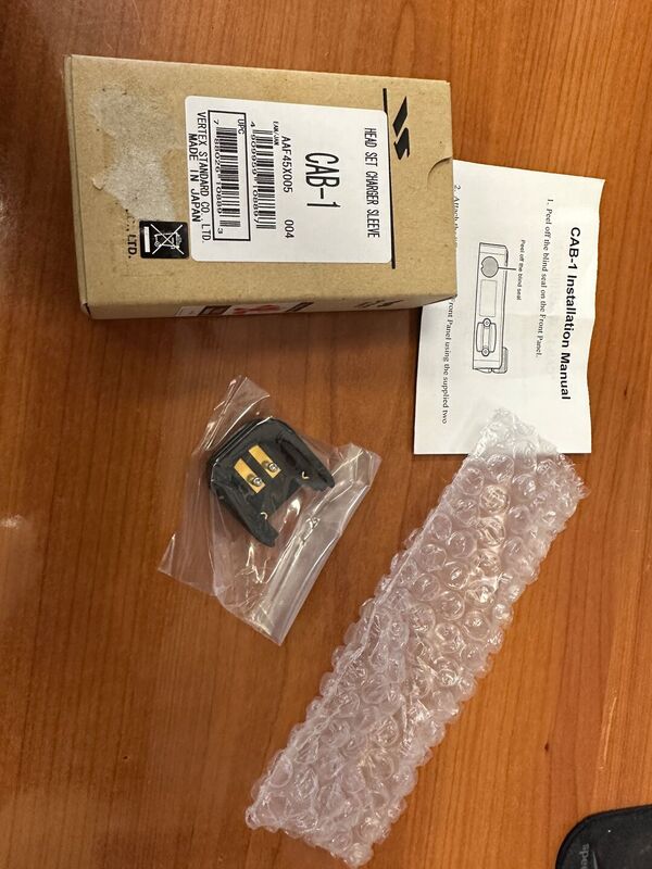 YAESU CAB-1 SUPPORTO CARICABATTERIA PER AURICOLARE BH-1 DISPONIBILE NUOVO