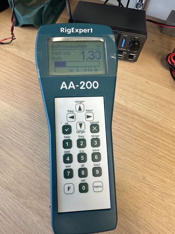 RIG EXPERT AA 200  ANALIZZZATORE D'ANTENNA DIGITALE DA 0 A 200 MHZ OTTIMO CON CUSTODIA